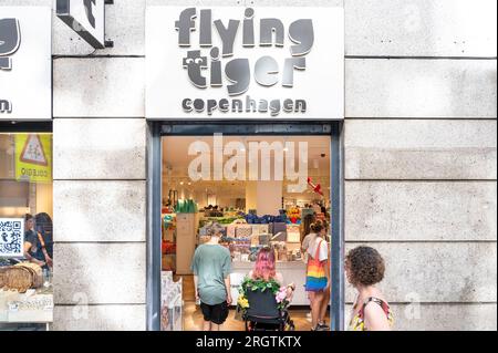 Madrid, Spagna. 10 agosto 2023. Gli acquirenti si trovano presso la catena di articoli da regalo danese, Flying Tiger Copenhagen, in Spagna. (Foto di Xavi Lopez/SOPA Images/Sipa USA) credito: SIPA USA/Alamy Live News Foto Stock