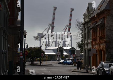 Due gru industriali viste da una storica strada vittoriana nel porto di Fremantle vicino a Perth, nell'Australia Occidentale, sono come invasori alieni Foto Stock