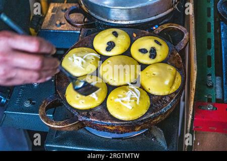 Queste deliziose prelibatezze sono una fusione di sapori e consistenze ricche, con uno strato esterno croccante che abbraccia un centro morbido e appagante. Un simbolo di lei locale Foto Stock