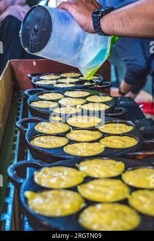 Queste deliziose prelibatezze sono una fusione di sapori e consistenze ricche, con uno strato esterno croccante che abbraccia un centro morbido e appagante. Un simbolo di lei locale Foto Stock