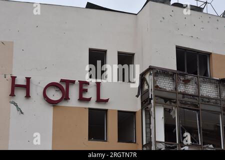 Zaporizhzhia, Ucraina. 11 agosto 2023. Una vista dell'hotel "Reikartz" pesantemente danneggiata a seguito dell'attacco di razzi russi a Zaporizhia. Un missile russo ha colpito un hotel nella città Ucraina di Zaporizhzhia il 10 agosto. Una persona è morta, e 19 sono rimasti feriti, tra cui 4 bambini, a causa del bombardamento, il Ministero degli affari interni dell'Ucraina ha riferito. Le Nazioni Unite hanno condannato l'attacco russo. Denise Brown, il coordinatore umanitario per l'Ucraina nelle Nazioni Unite, ha detto di essere stata "sconvolta" dal bombardamento dell'hotel. Credito: SOPA Images Limited/Alamy Live News Foto Stock