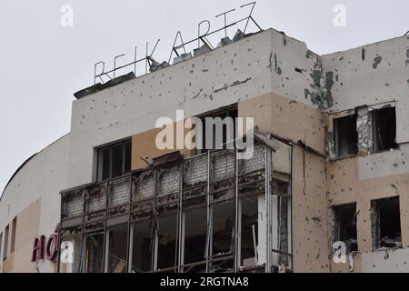 Zaporizhzhia, Ucraina. 11 agosto 2023. Una vista dell'hotel "Reikartz" pesantemente danneggiata a seguito dell'attacco di razzi russi a Zaporizhia. Un missile russo ha colpito un hotel nella città Ucraina di Zaporizhzhia il 10 agosto. Una persona è morta, e 19 sono rimasti feriti, tra cui 4 bambini, a causa del bombardamento, il Ministero degli affari interni dell'Ucraina ha riferito. Le Nazioni Unite hanno condannato l'attacco russo. Denise Brown, il coordinatore umanitario per l'Ucraina nelle Nazioni Unite, ha detto di essere stata "sconvolta" dal bombardamento dell'hotel. Credito: SOPA Images Limited/Alamy Live News Foto Stock