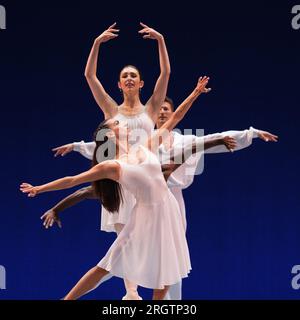 I ballerini della compagnia nazionale di danza (CND) si esibiscono durante la presentazione dello spettacolo "AMÉRICA" al teatro Zarzuela di Madrid l'11 luglio 2023 Spagna con: Atmosphere Where: Madrid, Spagna quando: 11 luglio 2023 credito: Oscar Gonzalez/WENN Foto Stock