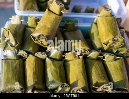 Lemper, spuntino tradizionale indonesiano, a base di riso appiccicoso e avvolto in foglie di banana. Foto Stock