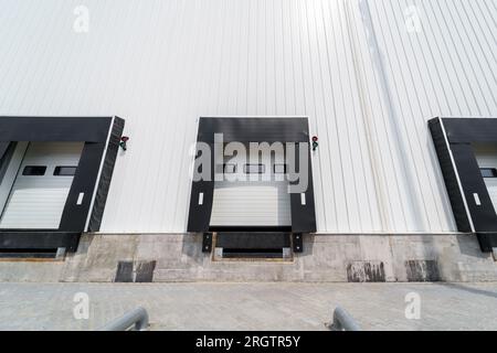 Cancello del magazzino per il carico e lo scarico di merci in un centro distribuito Foto Stock