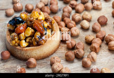 impastare le noci e la frutta secca ricoperta di caramello, piccola tartaruga rotonda con vari ripieni, croccante croccante con nocciole, arachidi e o Foto Stock