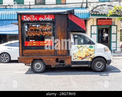 Bangkok, Thailandia - 18/2/2023: Un camion di cibo a Bangkok, Thailandia, presenta accenti di legno e offre delizioso pollo arrosto. Foto Stock