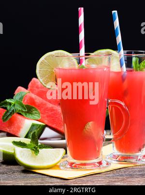 delizioso succo di anguria da anguria rossa, succo fatto in casa da angurie coltivate con il metodo biologico in campagna, succhi naturali di acqua Foto Stock