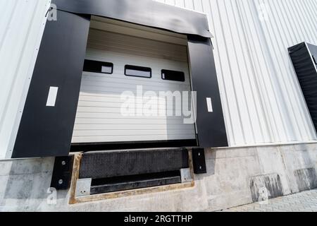 Cancello del magazzino per il carico e lo scarico di merci in un centro distribuito Foto Stock