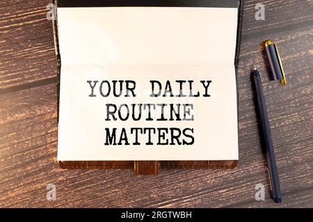 La vostra routine quotidiana questioni. Scrivi su un Libro isolato sulla scrivania in ufficio Foto Stock