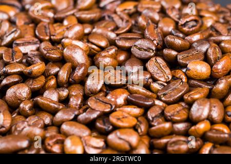 chicchi di caffè tostati freschi e naturali pronti per macinare e preparare caffè aromatico, prodotti alimentari naturali, bevande nocive con caffeina, closeup Foto Stock