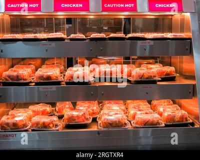 Primo piano del forno a base di pollo Rotisserie nel negozio al dettaglio Foto Stock