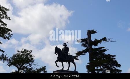 Sendai, Miyagi, Giappone, 11 agosto 2023. La statua equestre di Masamune Date al Castello di Sendai e le nuvole che scorrono sullo sfondo. Foto Stock