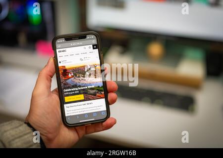 Sydney, Australia - 12 agosto 2023: ABC, Australian Broadcasting Corporation home page del sito web mobile. Uomini in possesso di un cellulare con ABC web Foto Stock