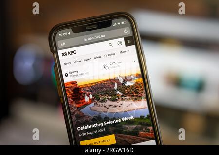 Sydney, Australia - 12 agosto 2023: ABC, Australian Broadcasting Corporation home page del sito web mobile. Uomini in possesso di un cellulare con ABC web Foto Stock