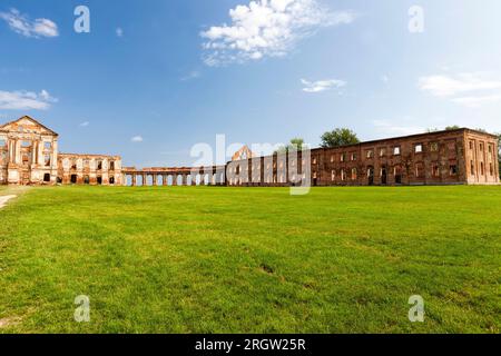 rovine abbandonate di un'antica fortezza in mattoni rossi, l'edificio del castello è parzialmente e pesantemente distrutto, solo mura danneggiate e alcuni decorati Foto Stock