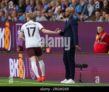 (230812) -- BURNLEY, 12 agosto 2023 (Xinhua) -- Kevin De Bruyne (L) del Manchester City stringe la mano all'ex compagno di squadra, Vincent Kompany, durante la partita di Premier League inglese tra Burnley e Manchester City a Burnley, in Gran Bretagna, l'11 agosto 2023. (XINHUA)SOLO PER USO EDITORIALE. NON IN VENDITA PER CAMPAGNE DI MARKETING O PUBBLICITARIE. NESSUN UTILIZZO CON AUDIO, VIDEO, DATI, ELENCHI DI APPUNTAMENTI, LOGHI CLUB/LEAGUE O SERVIZI "LIVE" NON AUTORIZZATI. L'UTILIZZO ONLINE IN-MATCH È LIMITATO A 45 IMMAGINI, SENZA EMULAZIONE VIDEO. NON È CONSENTITO L'UTILIZZO IN SCOMMESSE, GIOCHI O PUBBLICAZIONI DI SINGOLI CLUB/LEAGUE/GIOCATORI. (Xinhua) Foto Stock