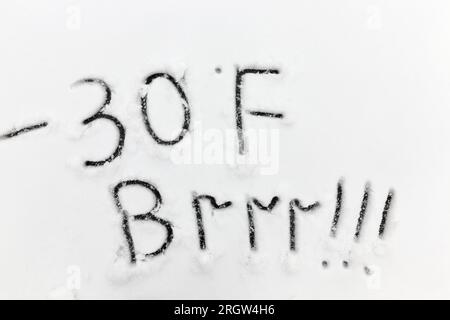 Disegnato sulla neve, simboli di temperatura che denotano un clima molto freddo negativo, che è segnato in gradi da Fahrenheit , disegni su freddo e freddo sp Foto Stock