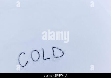 Disegnato sulla neve, simboli di temperatura che denotano un clima molto freddo negativo, che è segnato in gradi da Fahrenheit , disegni su freddo e freddo sp Foto Stock