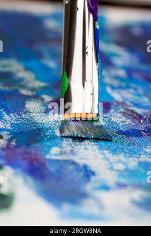 olio e altre vernici con pennelli per la creatività, il processo creativo di disegno mescolando diversi colori di vernici con pennelli artistici, pennelli artistici a. Foto Stock