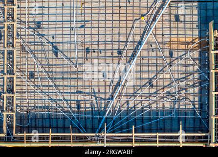 canalina per tubi elettrici all'ultimo piano e barre d'armatura in acciaio per rinforzare la struttura di un edificio Foto Stock