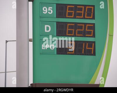 Ungheria, Europa, Terra - 08.05.2023. Prezzo della stazione di benzina ungherese. 95 ottani, gasolio, gas GPL in forint. Foto Stock