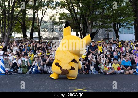 Yokohama, Giappone. 11 agosto 2023. Pikachus interagisce con i bambini e i loro genitori durante la loro parata ai Campionati Mondiali di Pokemon 2023 a Minatomirai, Yokohama. Credito: SOPA Images Limited/Alamy Live News Foto Stock