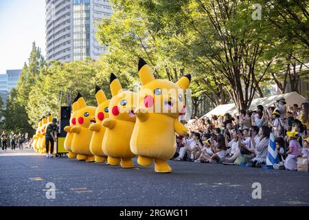 Yokohama, Giappone. 11 agosto 2023. Sfilata di Pikachu durante i Campionati Mondiali Pokemon 2023 a Minatomirai, Yokohama. (Foto di Stanislav Kogiku/SOPA Images/Sipa USA) credito: SIPA USA/Alamy Live News Foto Stock