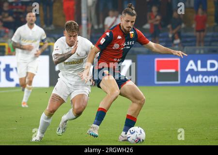 Genova, Italia. 11 agosto 2023. Radu Dragusin (Genova) e Nicholas Bonfanti (Modena) durante il Genoa CFC vs Modena FC, partita di Coppa Italia di Genova, Italia, 11 agosto 2023 crediti: Independent Photo Agency/Alamy Live News Foto Stock