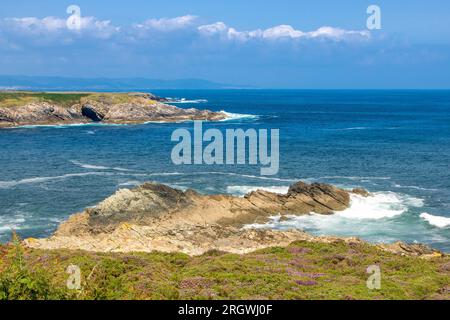 Il faro sull'isla Pancha in Galizia, costa atlantica della Spagna Foto Stock