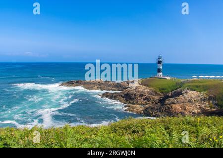 Il faro sull'isla Pancha in Galizia, costa atlantica della Spagna Foto Stock