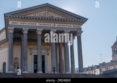 Torino, Italia - 25 febbraio 2022: Veduta della chiesa della Gran madre di Dio, con i visitatori, a Torino, Piemonte, Nord Italia Foto Stock