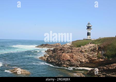 Il faro sull'isla Pancha in Galizia, costa atlantica della Spagna Foto Stock