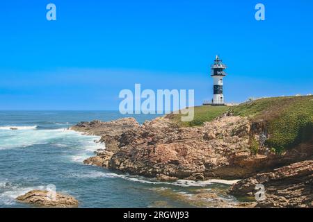 Il faro sull'isla Pancha in Galizia, costa atlantica della Spagna Foto Stock