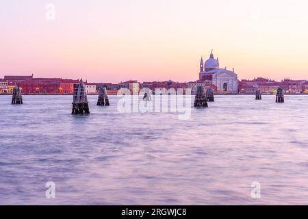 Vista al tramonto dell'Isola della Giudecca e della Chiesa del Santissimo Redentore, a Venezia, Veneto, nel Nord Italia Foto Stock