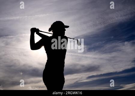 La francese Perrine Delacour si prepara il 14° giorno durante il secondo giorno dell'AIG Women's Open 2023 a Walton Heath, Surrey. Data immagine: Venerdì 11 agosto 2023. Foto Stock