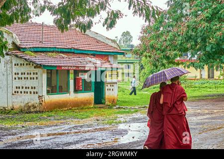 06 12 2013 Vintage Mangalore Tiles Roof sull'ufficio postale secondario della Colonia tibetana, Mundgod, Uttara Kannada di Karnataka India Asia. Foto Stock