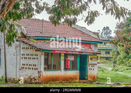 06 12 2013 Vintage Mangalore Tiles Roof sull'ufficio postale secondario della Colonia tibetana, Mundgod, Uttara Kannada di Karnataka India Asia. Foto Stock