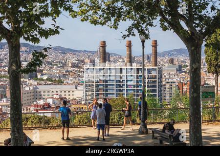 Persone che ammirano il panorama della città di Barcellona visto da Montjuic, in Spagna Foto Stock