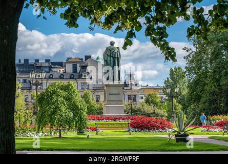 Parco Carl Johans a Norrköping, Svezia, con la statua del re Carlo XIV Johan. Karl Johan fu il primo re della famiglia Bernadotte. Foto Stock