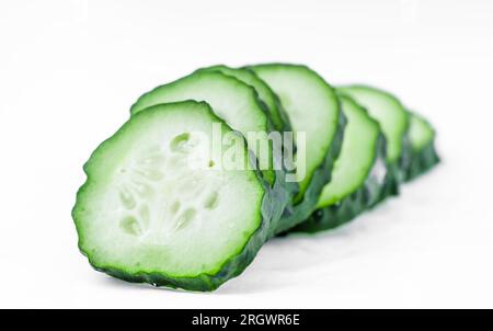 Succose fette di cetriolo fresche su sfondo bianco Foto Stock