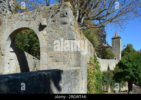 Burgtor e le mura cittadine, Rothenburg ob der Tauber, Franken / Franconia, Bayern / Baviera, Germania Foto Stock