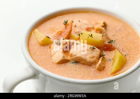 primo piano della zuppa di salmone e pomodoro Foto Stock