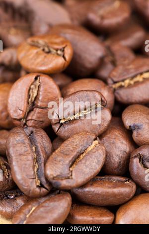 chicchi di caffè closeup per la produzione di caffè delizioso, chicchi di caffè aromatici in forma cruda o torrefatta Foto Stock