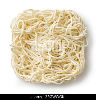 spaghetti asiatici essiccati a cottura rapida isolati su sfondo bianco, vista dall'alto Foto Stock