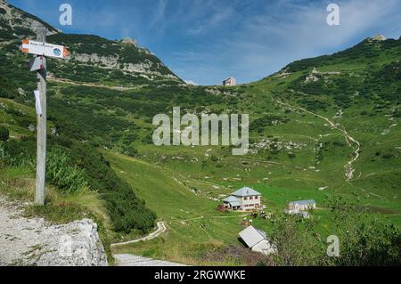 Caseificio alpino per la produzione artigianale e sostenibile di formaggi, yogurt e altri derivati del latte, nel Parco naturale regionale della Lessinia, con roa libera Foto Stock