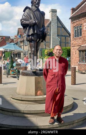 Il turista cinese britannico in posa per una fotografia con la statua di William Shakespeare a Stratford Upon Avon, Inghilterra Foto Stock