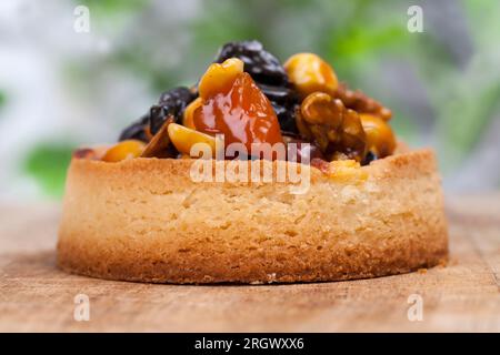 impastare le noci e la frutta secca ricoperta di caramello, piccola tartaruga rotonda con vari ripieni, croccante croccante con nocciole, arachidi e o Foto Stock