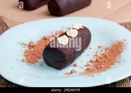 all'esterno della torta è ricoperta da uno strato di zucchero a velo con cacao e crema di burro, deliziosa patata tradizionale , la torta è fatta di una grande Foto Stock