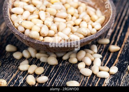 noci utili, una parte del guscio rimane sui cedri, pinoli sbucciati Foto Stock